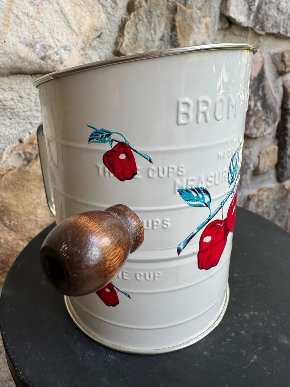 Vintage Bromwell’s Flour Sifter Apple Print Hand Crank Wood Handle 3 Cup